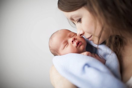 Tohle všechno vás může překvapit po porodu! Bolavá prsa, pocení i povolené břicho