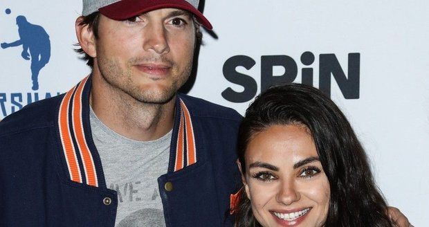 Ashton Kutcher s manželkou, herečkou Milou Kunis.