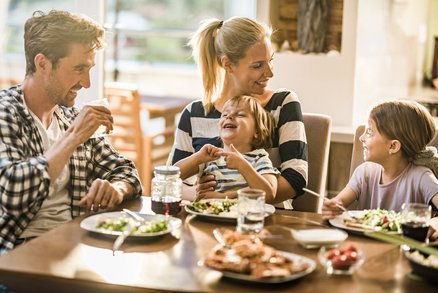Proč trvat na rodinných večeřích? Utuží vztahy a děti se naučí jíst zdravěji!
