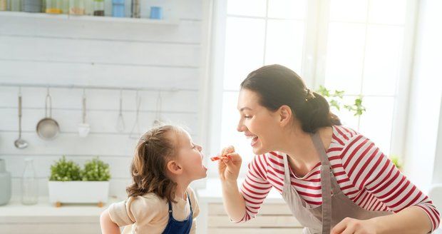 Vaření s dětmi se vyplatí, odhalila expertka. Rozvíjí u nich důležité schopnosti pro život