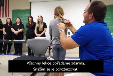 Tomu neuvěříte! Tatínkové chodí na kurzy česání dcer. Proč?