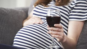 Alkohol v těhotenství? Jedna sklenička je v pořádku, říká nová studie! 
