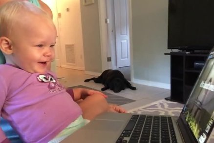 Malou holčičku naprosto dojalo video, na kterém viděla sama sebe