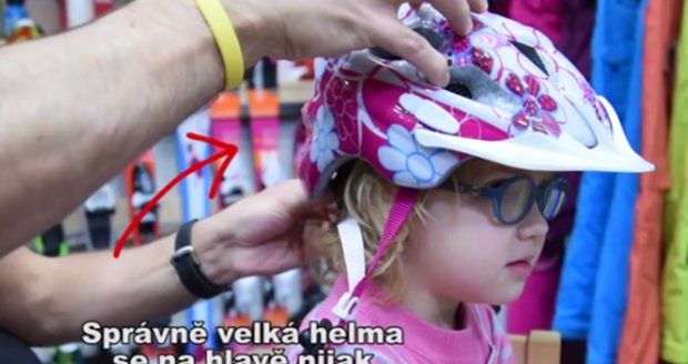 Děti nosí helmu na kolo úplně špatně! Jak se nasazuje správně?