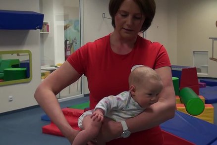 VIDEO: Jak správně držet miminko? Vyhněte se svislé poloze