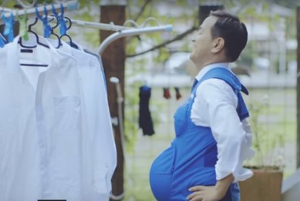VIDEO: Muži si navlékli břicha, aby si vyzkoušeli, jaké je těhotenství