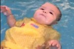 Kontroverzní video: Rodiče nechají holčičku, aby spadla do vody a sama vyplavala