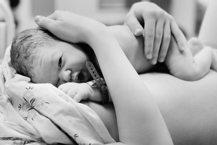 Podívejte se, proč je pro kojence tak důležitý kontakt s matčinou kůží