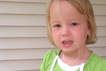 Pětiletá hrdinka: Holčička si vytrhla zub pomocí luku a šípu