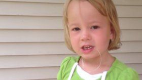 Pětiletá holčička si sama vytrhla zub pomocí luku