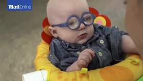 Malý chlapec díky speciálním brýlím poprvé spatřil matku