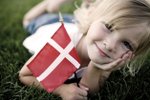 11. místo: Dánsko. Dánské děti jsou šťastné pravděpodobně i proto, že jsou jejich rodiče poměrně finančně dobře zabezpečení a tráví s nimi spoustu času venku. Mezi rodiči a dětmi taky panuje respekt.