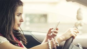 Nový metr na řidiče: O „papíry“ je připraví i 3x mobil za volantem