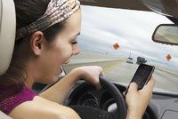 Stále více teenagerů telefonuje za jízdy! Výhrůžky ani tresty nefungují