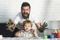 Tátové jsou šťastnější než mámy. Nová studie to potvrzuje a uvádí důvod proč!