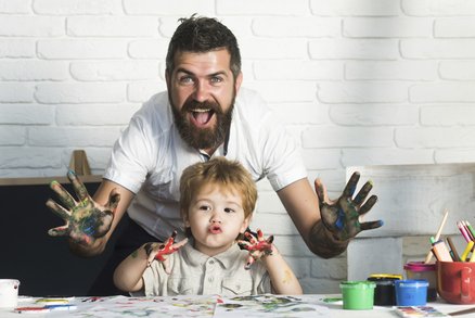 Tátové jsou šťastnější než mámy. Nová studie to potvrzuje a uvádí důvod proč!