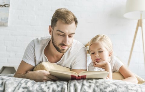 Proč je lepší, když dětem před spaním čtou tátové, a ne mámy? 