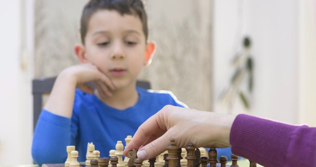 Je správné nechat děti při hře vyhrávat? Učte je i prohrát, je to důležité