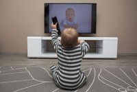 Utěšování nejmenších tabletem a hodiny u televize? Experti zvedli varovný prst a řekli, co dětem hrozí