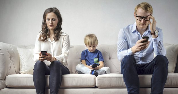Chytré telefony zhoršují vztahy mezi rodiči a dětmi: Nová studie to potvrzuje!