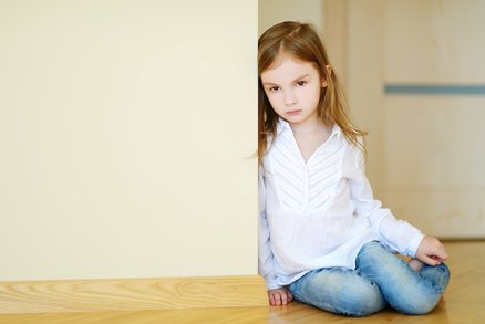 Ztráta blízké osoby? Jak poznat, že se dítě trápí a jak mu pomoci? 
