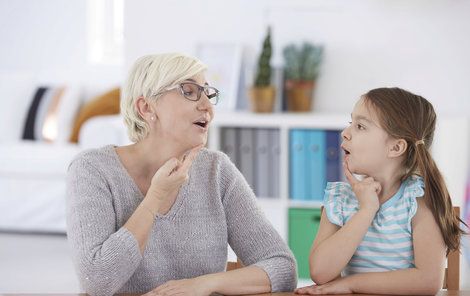 Rodiče a učitelé by neměli podle odborníků na děti šišlat a mluvit na ně příliš rychle.