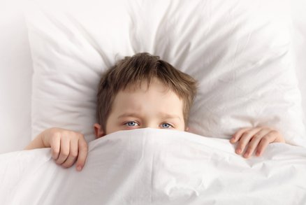 Bojí se vaše dítě usnout? Tyhle osvědčené rady pomůžou strach překonat!