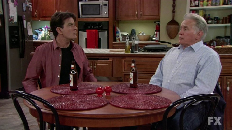 Otec a syn - Martin Sheen a Charlie Sheen v seriálu Dva a půl chlapa.