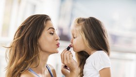Kdy dovolit dceři, aby se líčila? Tohle by o make-upu měla vědět!
