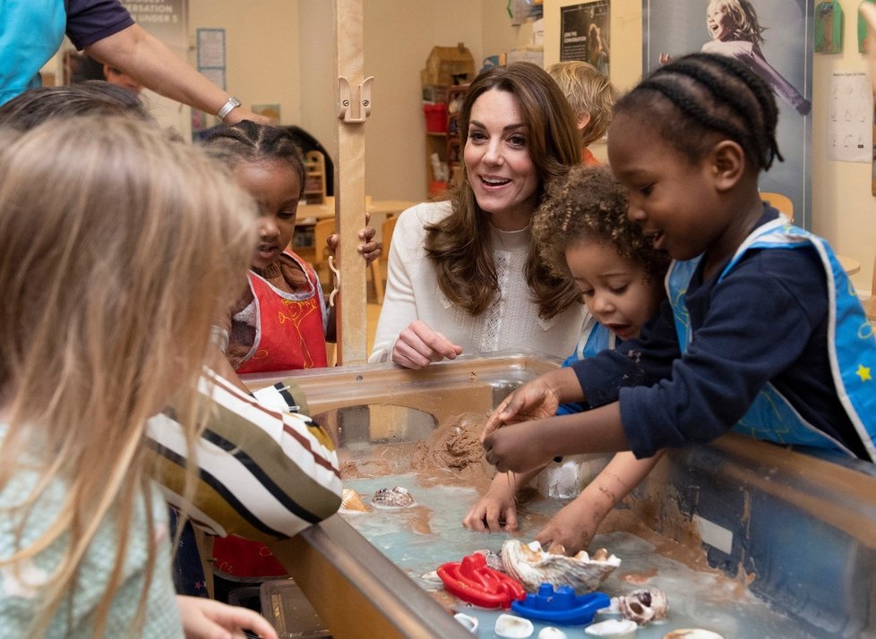 Vévodkyně Kate velmi často navštěvuje dětská centra. Momentálně se angažuje v celostátním průzkumu týkajícího se raného dětství.