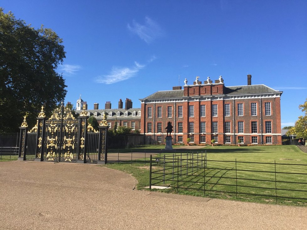 Kensingtonský palác má jednu z nejkrásnějších zahrad v Anglii. Rozloha je skutečně neuvěřitelná, přes sto dvacet tisíc metrů čtverečních! Uvnitř to sice bude menší, ale i tak...