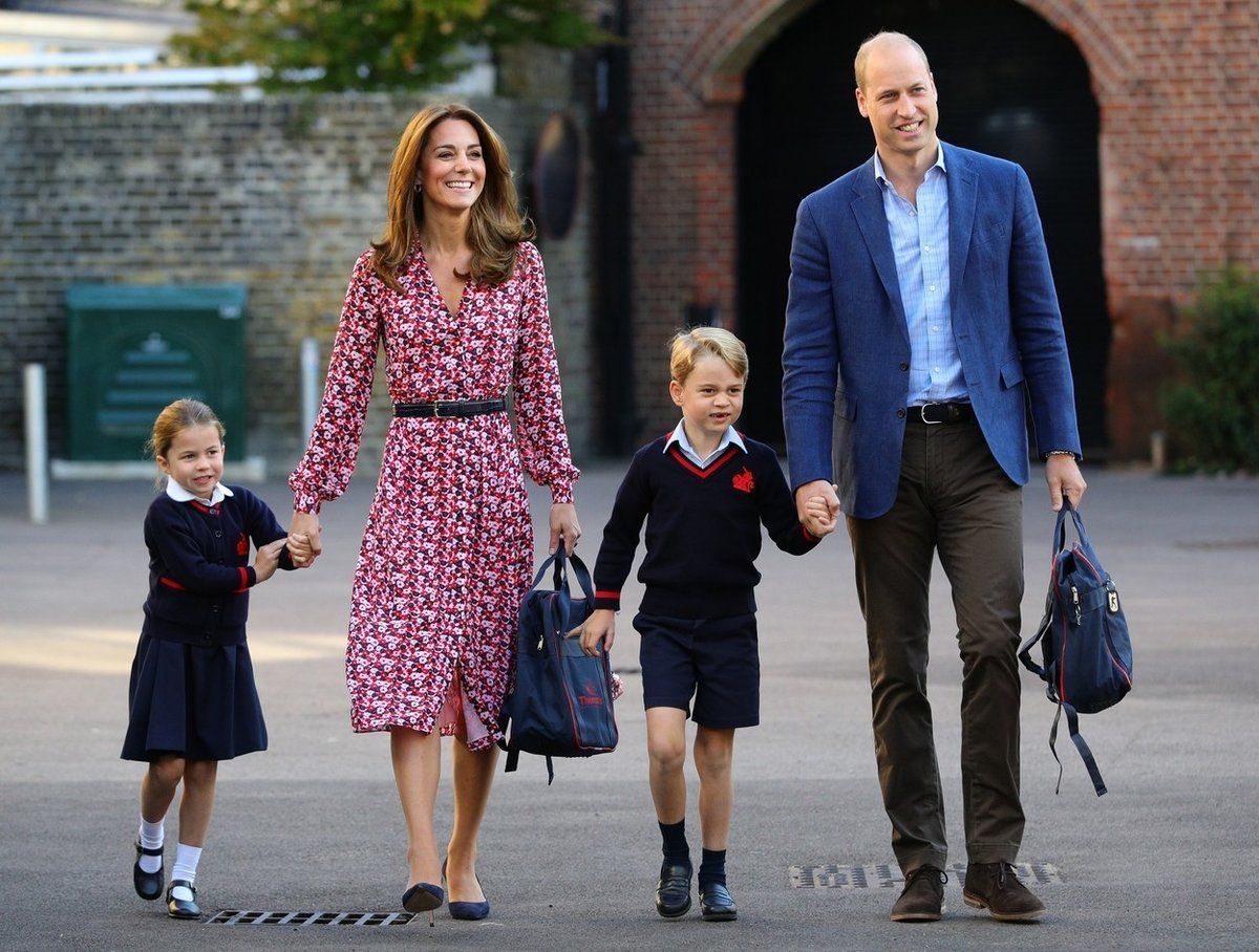 Kate a William vyprovázejí George a Charlottu do školy.