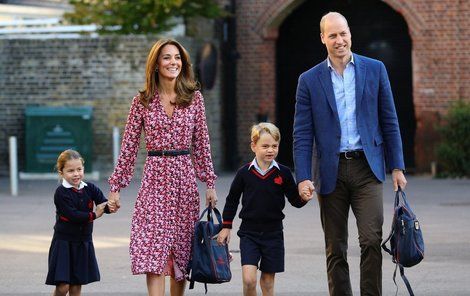 Kate a William vyprovázejí George a Charlottu do školy.