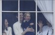 Chůva, která pečuje o děti vévodkyně Kate, se moc neukazuje, stojí spíše v pozadí a je po ruce tehdy, když ji Kate potřebuje.