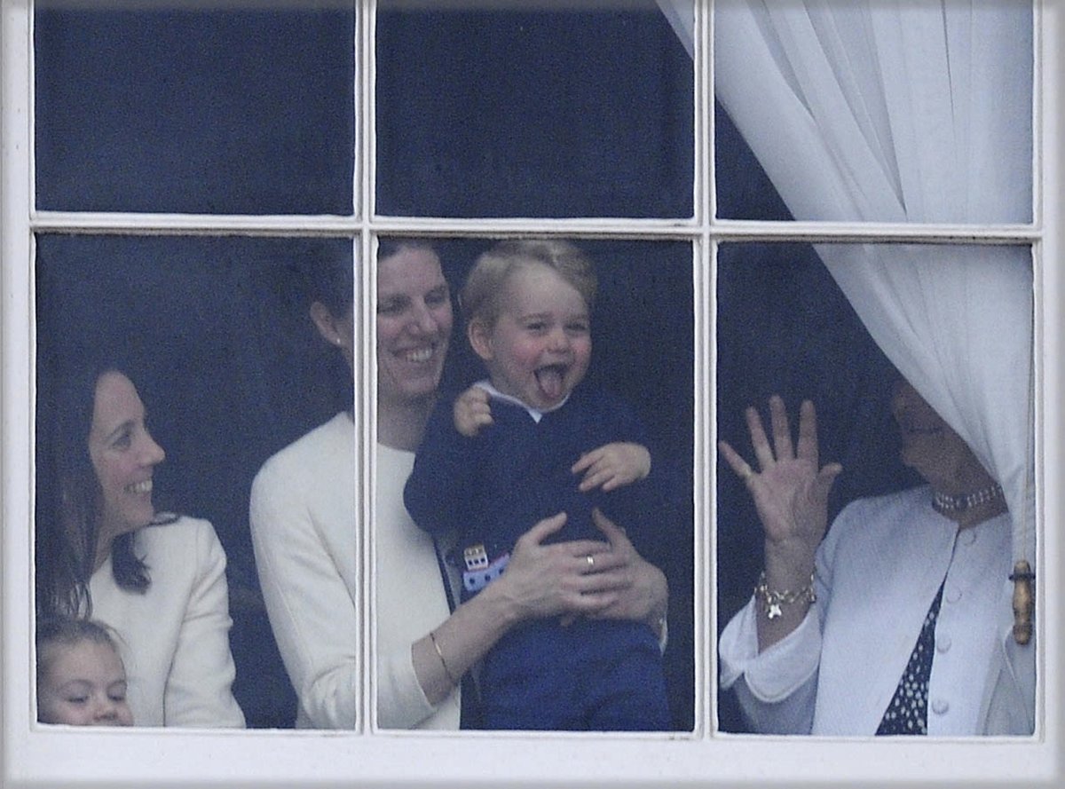 Chůva, která pečuje o děti vévodkyně Kate, se moc neukazuje, stojí spíše v pozadí a je po ruce tehdy, když ji Kate potřebuje.
