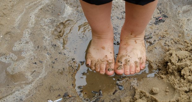 Co je pro děti zdravější: chodit v botách, nebo naboso? Odborníci mají jasno!