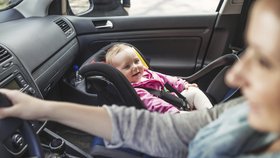 Z vozidel se v létě stává pec. Stejně v nich nezodpovědní rodiče děti nechávají (ilustrační foto)