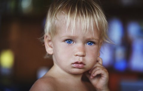 Máte s partnerem hnědé oči? Vaše dítě je může mít  modré! Jak je to možné?