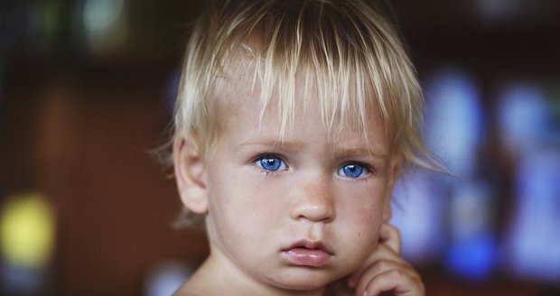 Máte s partnerem hnědé oči? Vaše dítě je může mít  modré! Jak je to možné?