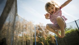 Ničí trampolíny pánevní dno holčiček? Skákání ano, ale ne hodiny denně!