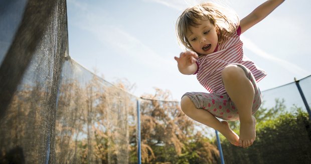 Ničí trampolíny pánevní dno holčiček? Skákání ano, ale ne hodiny denně!