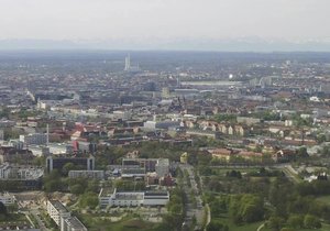 Z televizního vysílače v Olympijském parku dohlédnete až na Alpy.