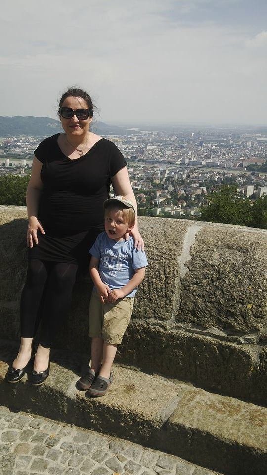 Autorka článku se synem na kopci Pöstlingberg, na který vás vyveze tramvaj. Úžasný výhled!