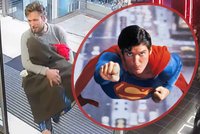 Superman se ztrácí: Mladík si sochu hrdiny odnesl z kina, za „suvenýr“ mu hrozí vězení