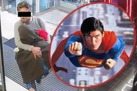 Sázku mu vyhrál Superman. Mladík si sochu hrdiny odnesl z kina, policii se sám přihlásil