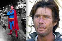 Superman na dlažbě prosí o pomoc: Zuby mu vymlátili holí a ukradli mu kostým, který ho živil