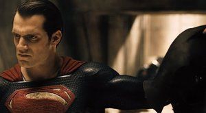Superman vs. Batman: 1:0 na masky v novém klipu