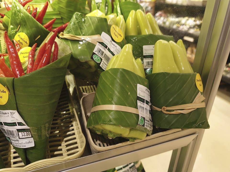 Balit zboží do banánových listů? Jednoduché a vcelku chytré řešení plastového odpadu.