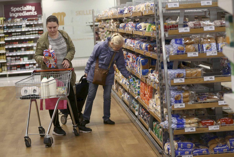 Prodavači a pokladní řady supermarketů si od soboty přilepší.