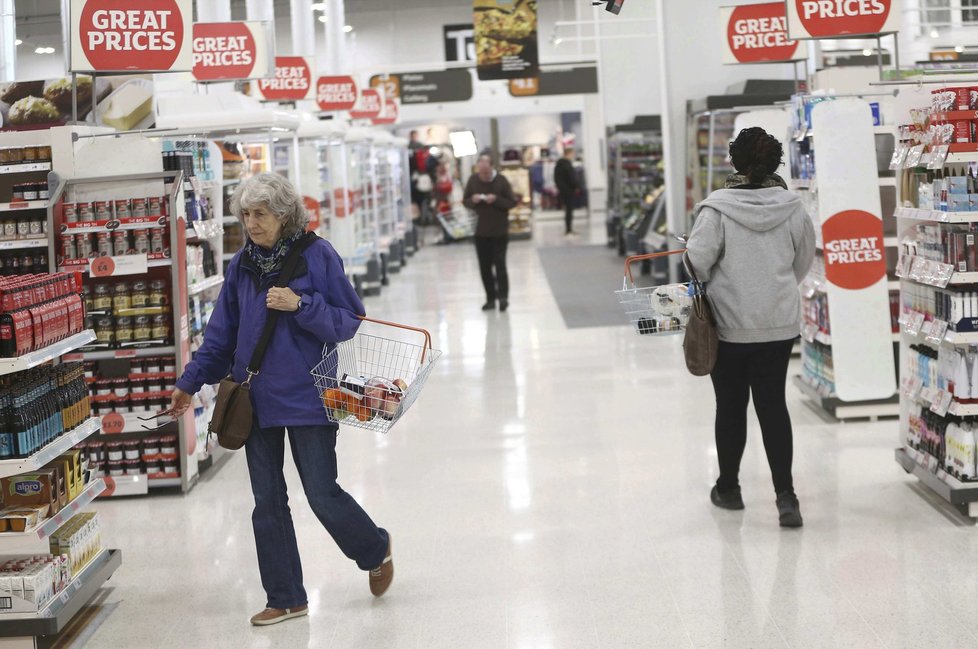 Prodavači a pokladní řady supermarketů si od soboty přilepší.